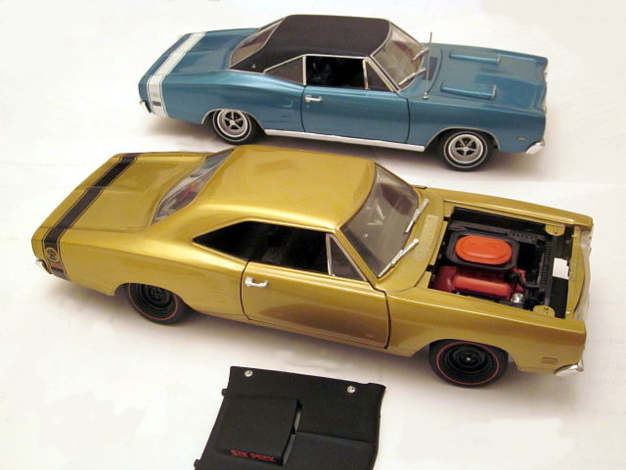 Ertl 1:18 1969 Dodge Coronet Super Bee and R/T | Flickr - Photo ...