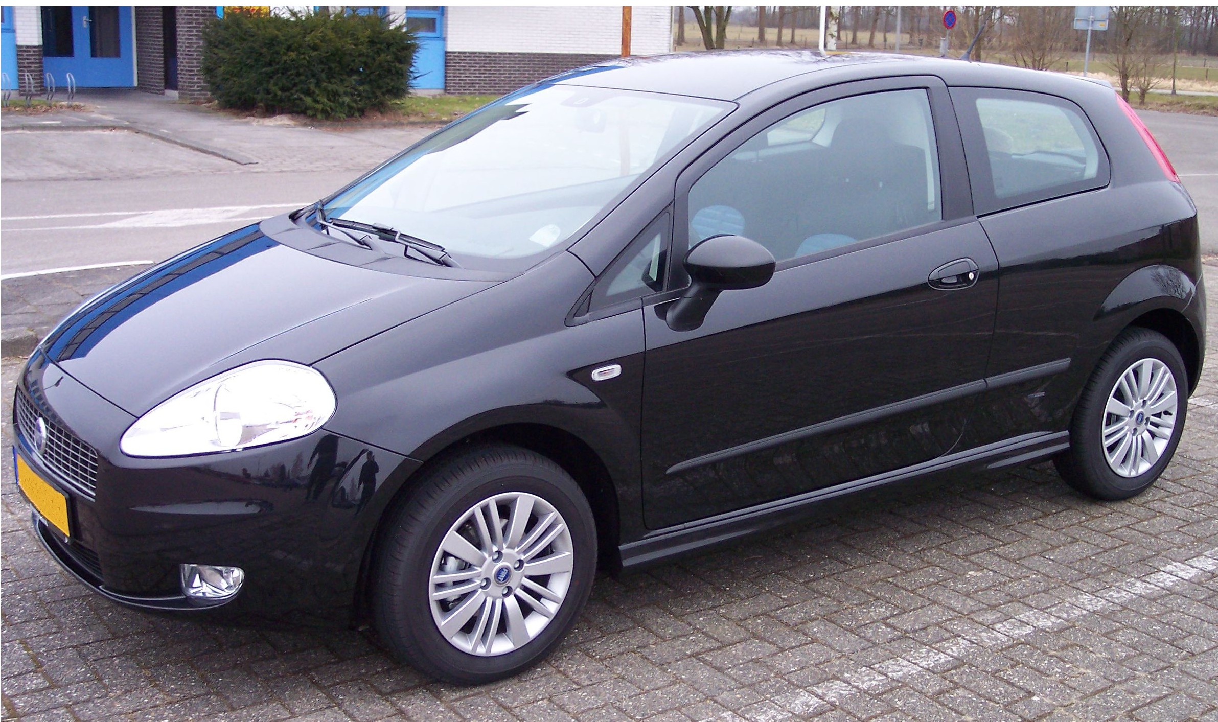 File:Fiat Punto 2006 vl black-edit.jpg - Wikimedia Commons