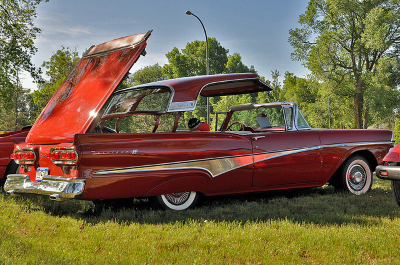 Ford Fairlane 500 Skyliner