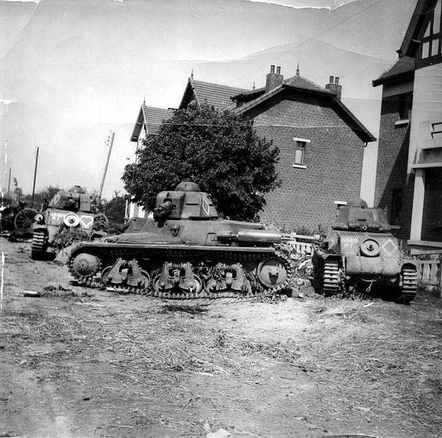 1940, France, Avesnes-sur-Helpe, Des chars franÃ§ais Hotchkiss H-39 ...