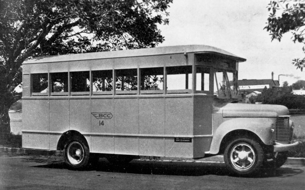 File:International K series bus in Brisbane, 1943.jpg - Wikimedia ...