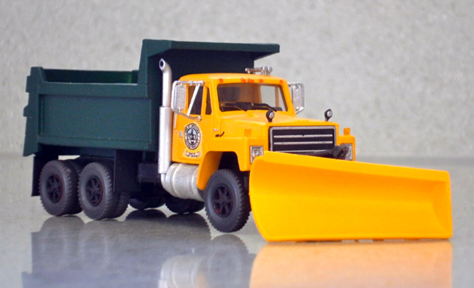 International SF-2500 Dump Truck With Snow Plow