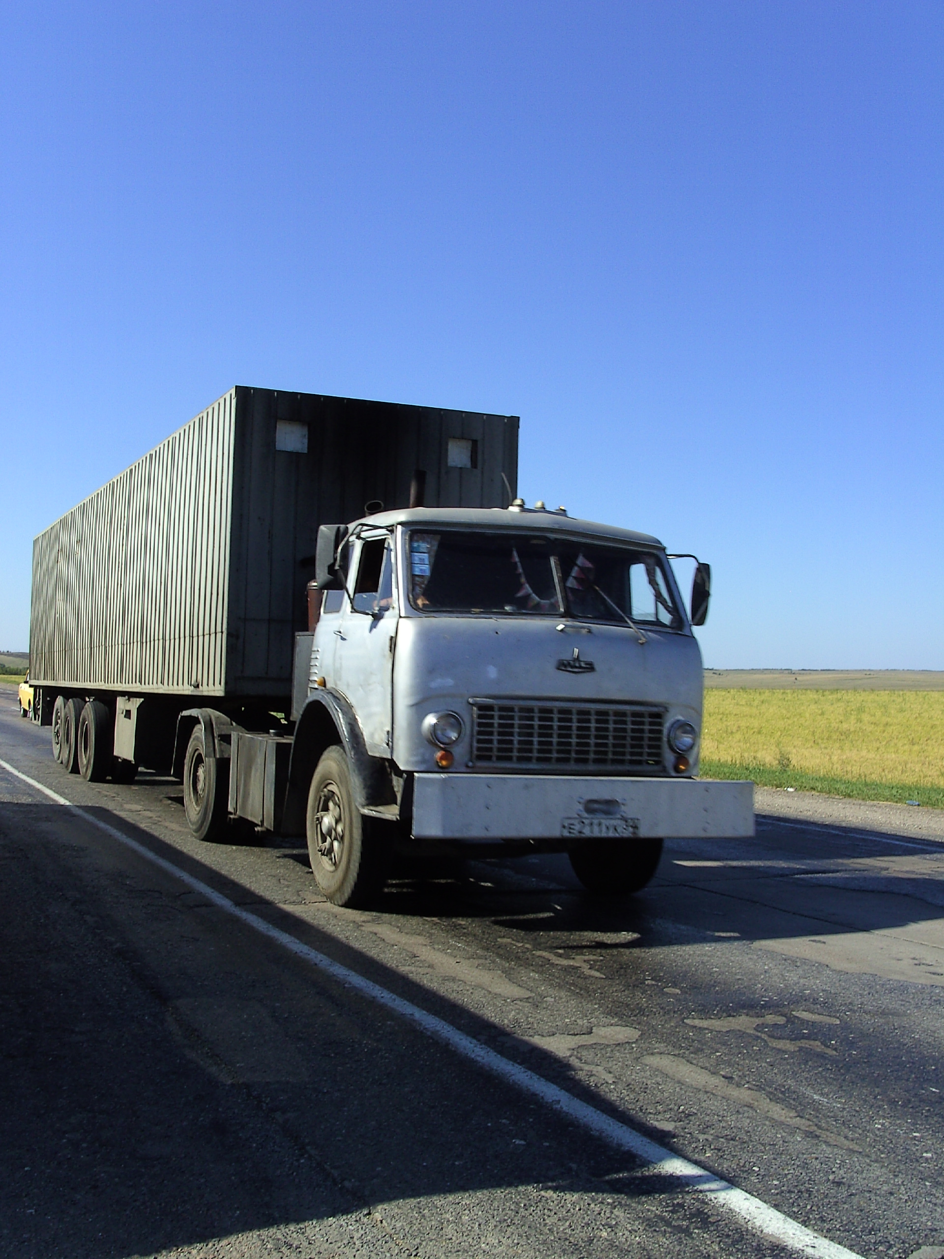 File:MAZ-504 (tractor-trailer).jpg - Wikimedia Commons