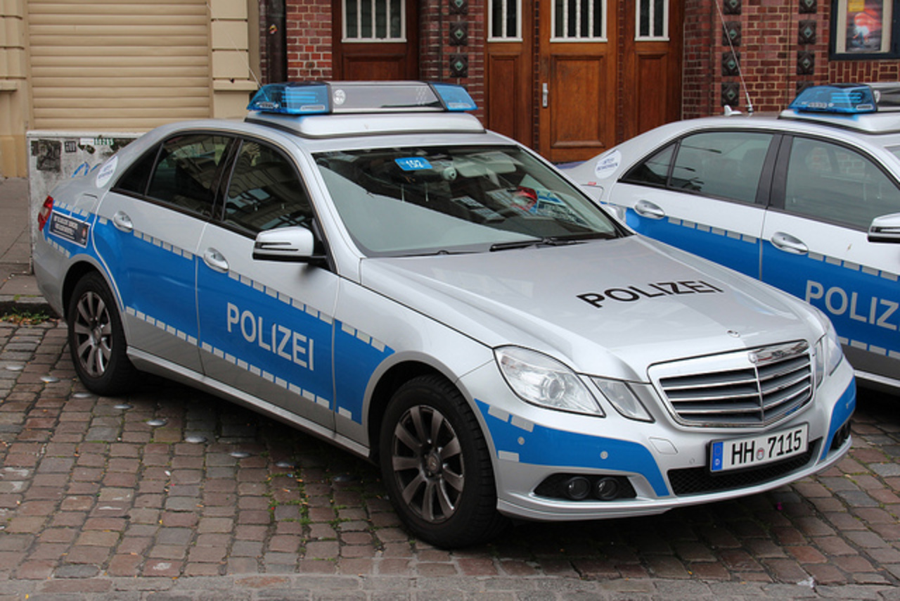 Синяя полицейская машина. Мерседес полиция Германии. Мерседес s500 полиция Германии. Мерседес Autobahn Police. Синий Мерседес w221.