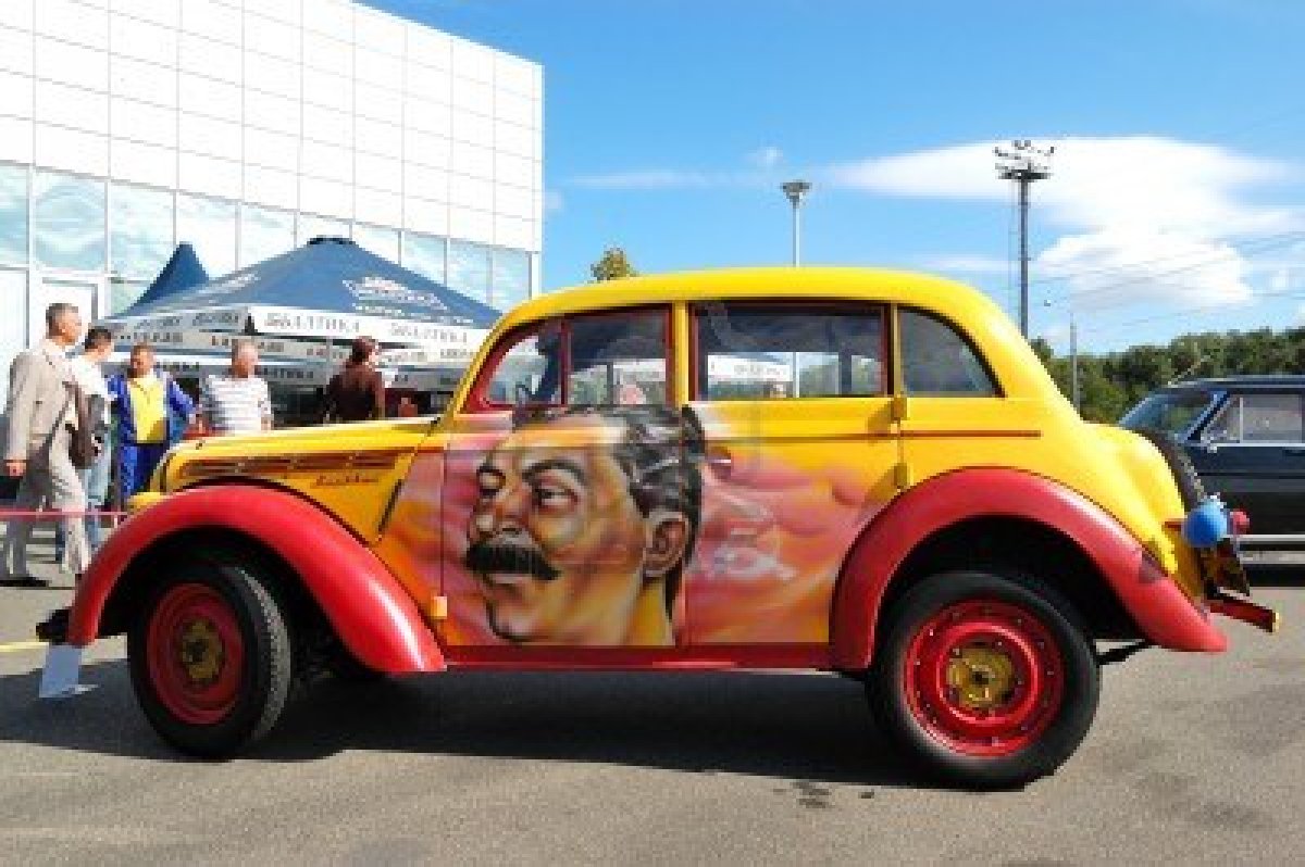 KIEV - SEPTEMBER 11: Retro Moskvitch 400 At Yearly Automotive-show ...