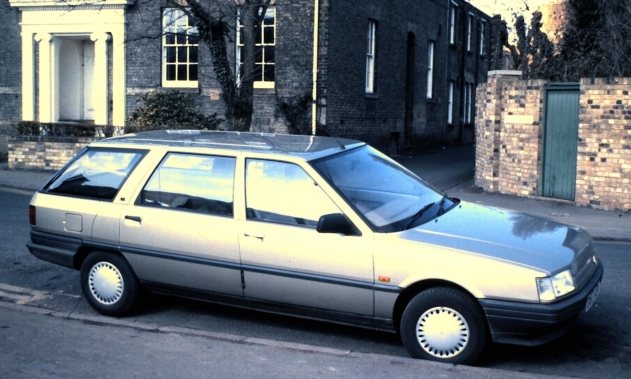 File:Renault 21 Nevada Parkside.JPG - Wikimedia Commons