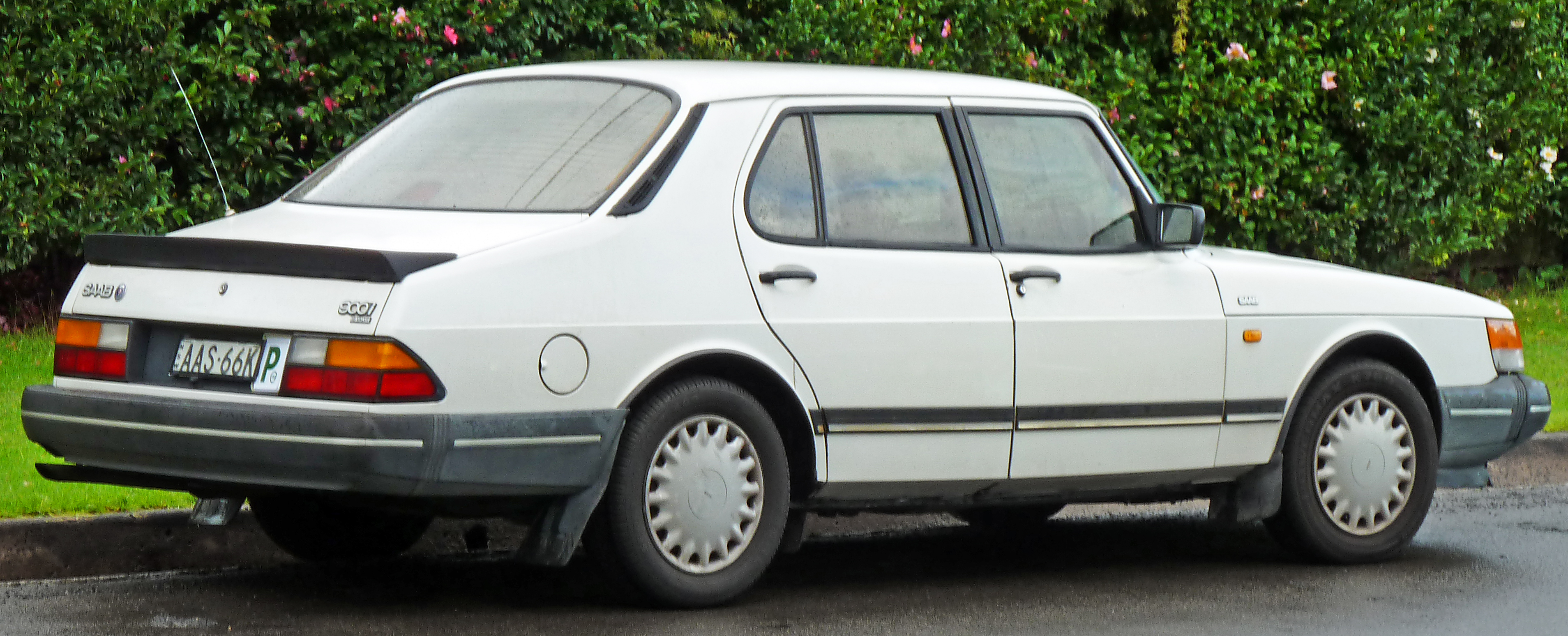 File:1987-1993 Saab 900i sedan (2011-04-28).jpg - Wikimedia Commons