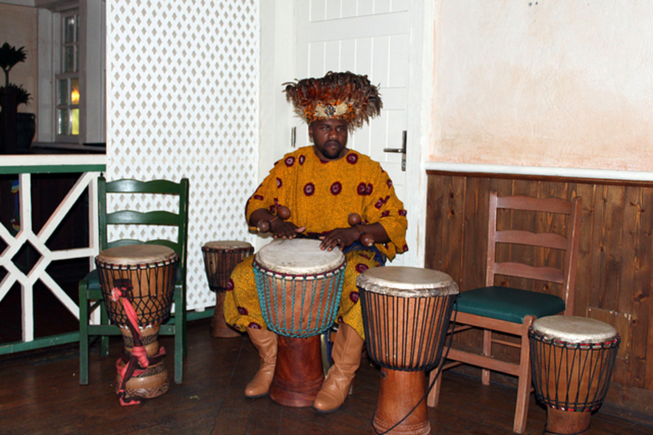 Там там там без остановки. Барабаны папуасов. Тамтамы барабаны. Африканские тамтамы. Папуасский барабан.