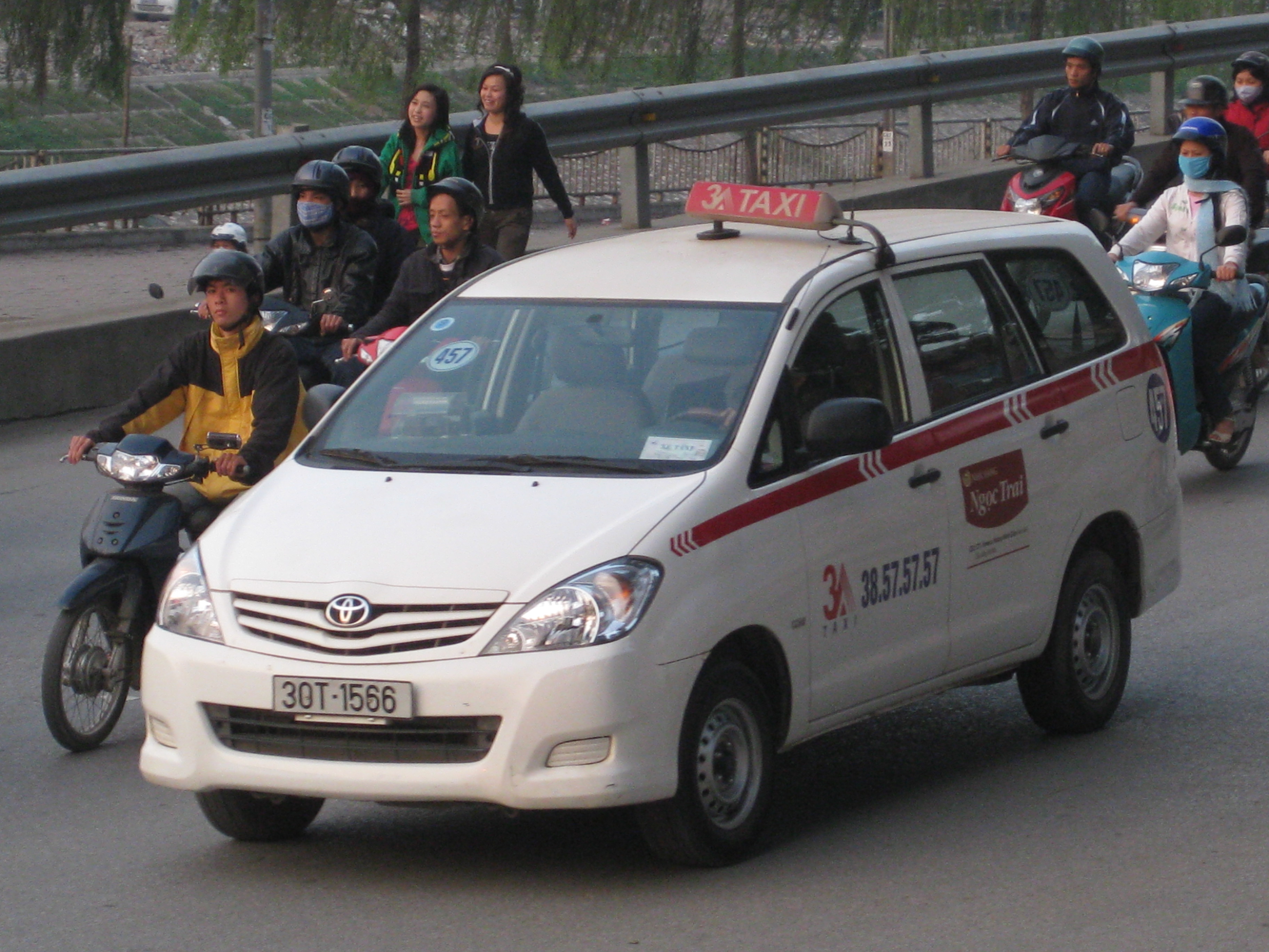 On street - Toyota Innova Taxi | Flickr - Photo Sharing!