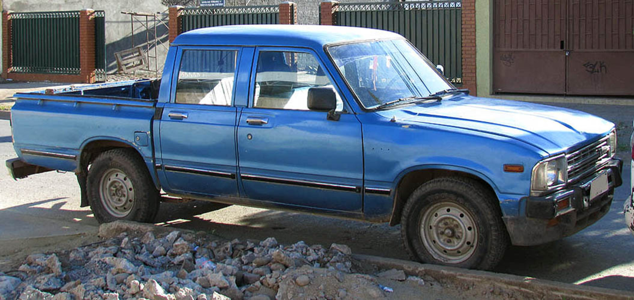 File:Toyota Hilux Crew Cab 1982.jpg - Wikimedia Commons
