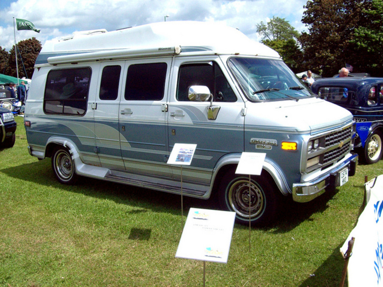 Шевроле фургон. Chevrolet Шеви Ван 2020. Chevrolet van 1984. Chevrolet chevy van 3. Шевроле Шеви вен 2020.