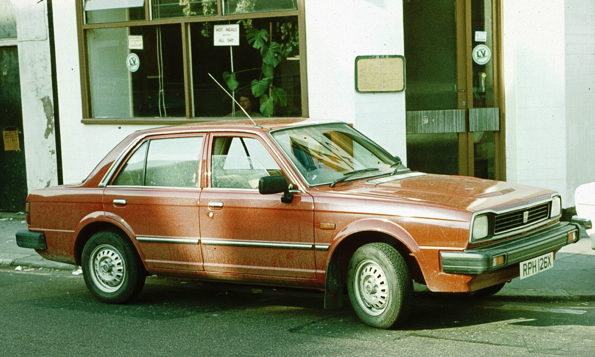 File:Triumph Acclaim Red.jpg - Wikimedia Commons