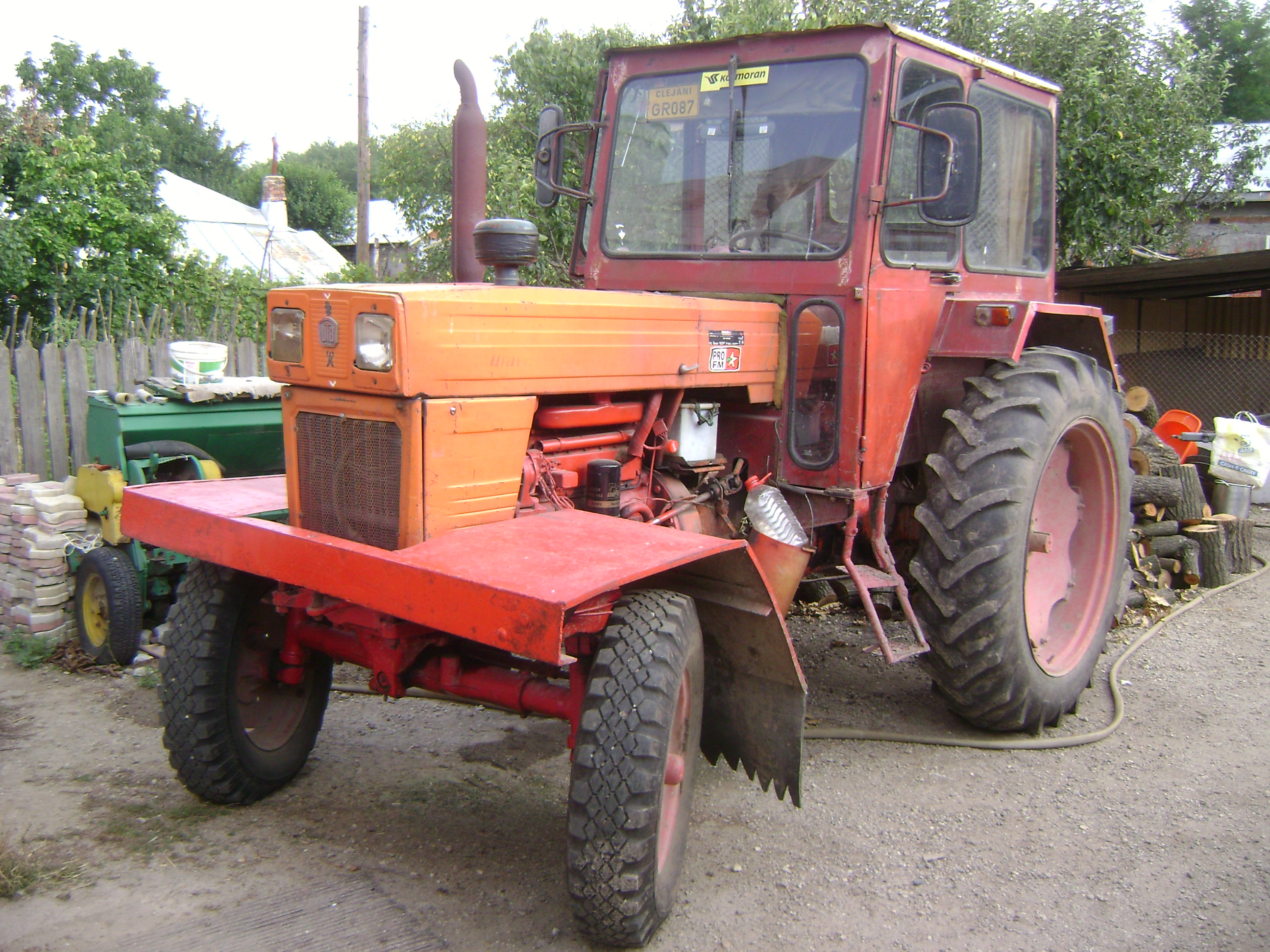 File:Tractor Universal 650.JPG - Wikimedia Commons