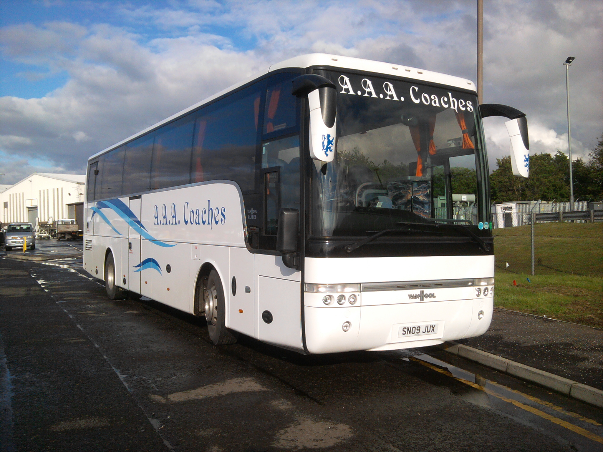 SN09 JUX VOLVO B12R VANHOOL T9 ALIZEE A.A.A.COACHES | Flickr ...