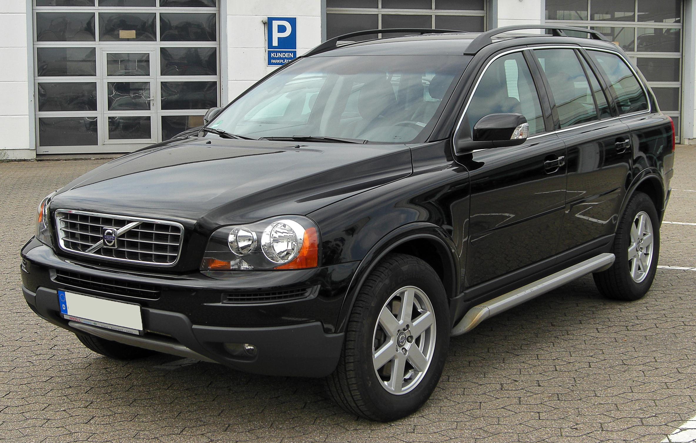 File:Volvo XC90 D5 AWD Facelift front 20100731.jpg - Wikimedia Commons