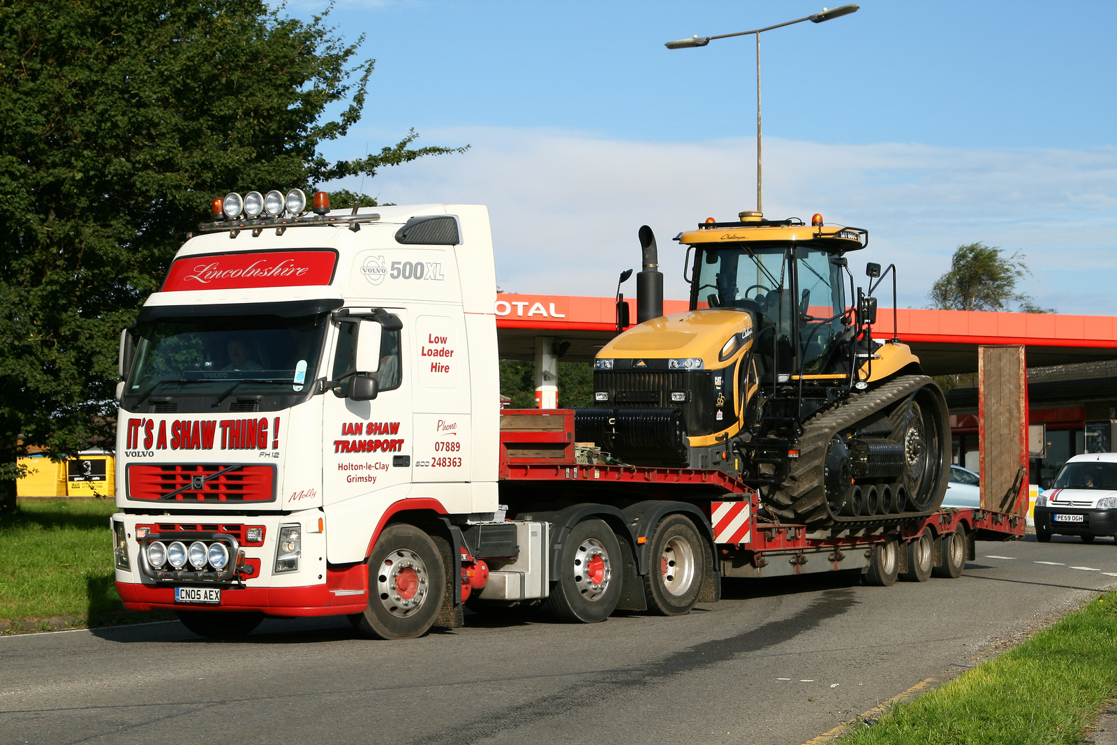 Ian Shaw Transport, Holton-le-Clay CN05 AEX. Volvo FH12.500 ...