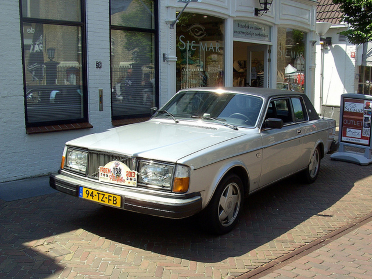 Flickr: The Volvo 262 and any other Volvo 260 series Bertone cars Pool