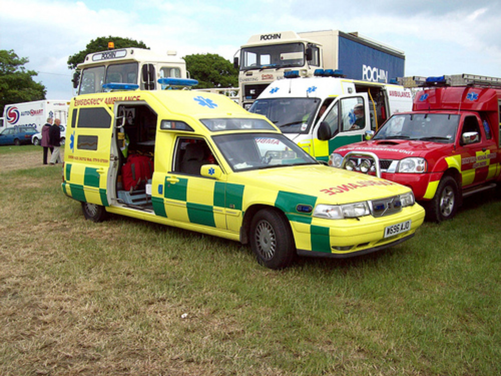 132 Volvo V90 Ambulance (2000)
