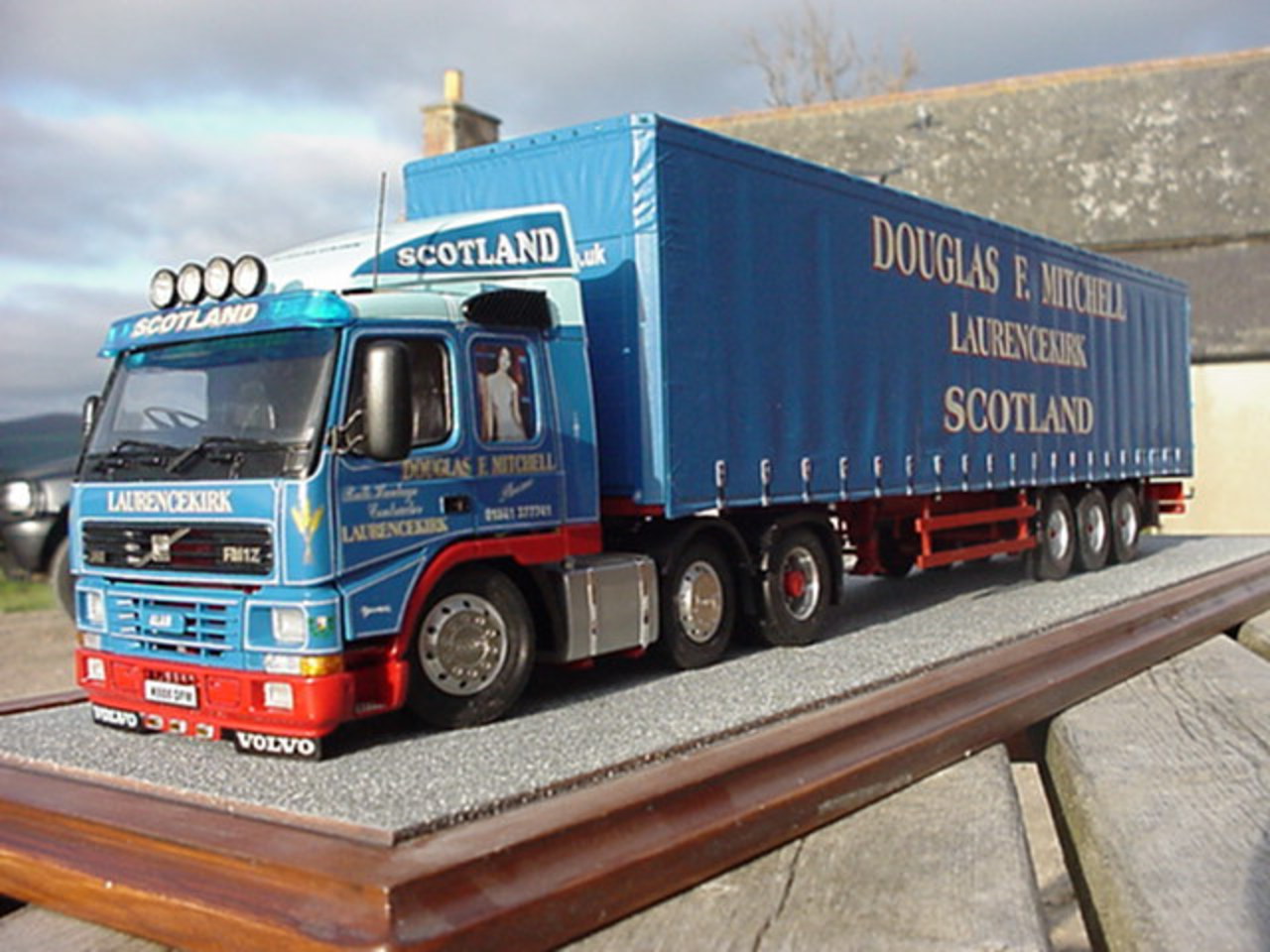 Volvo FM12 and curtainsider in 1:24 scale