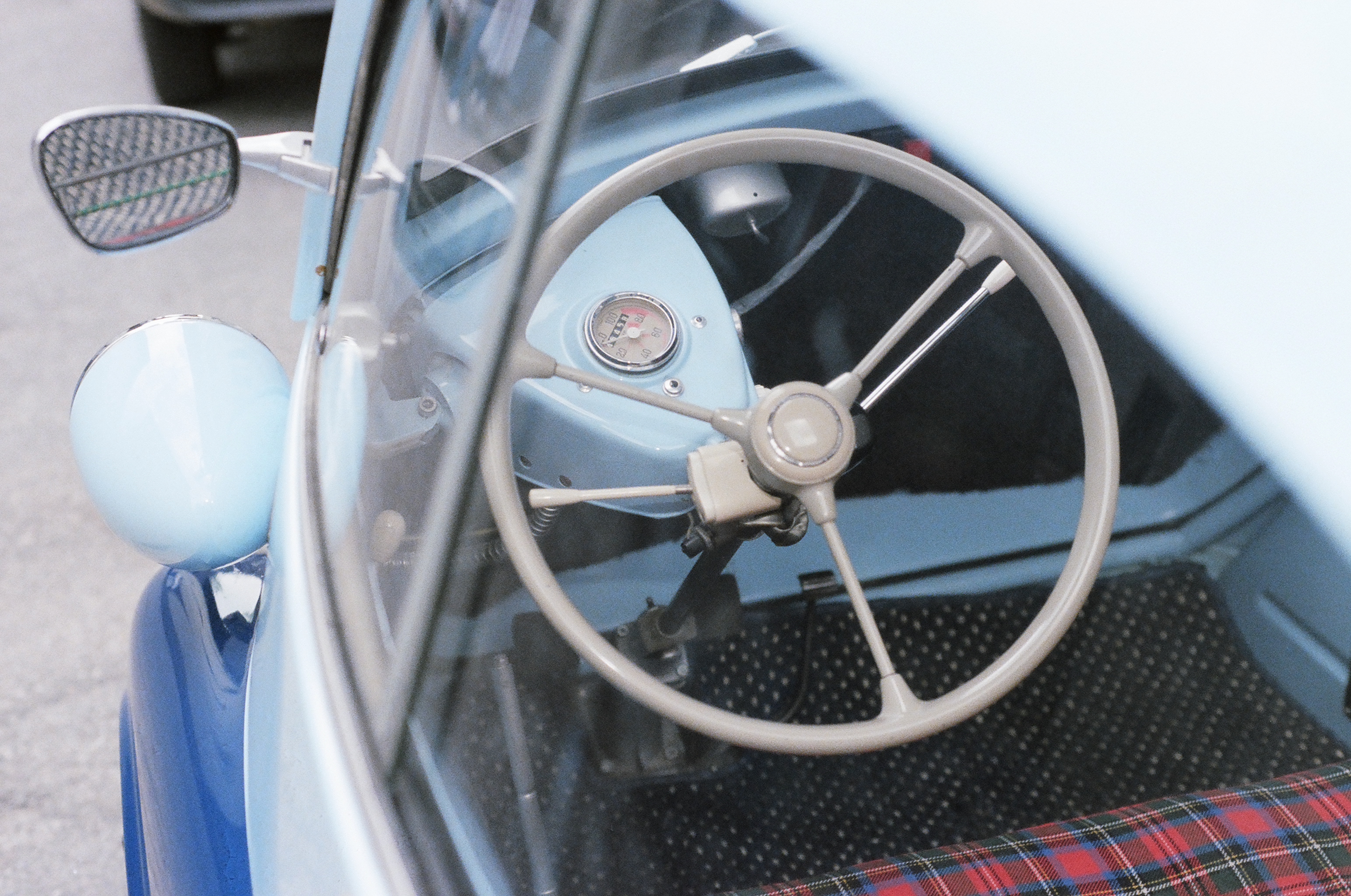 File:BMW Isetta 300 shot in Bad TÃ¶lz, Germany circa 1987, steering wheel
