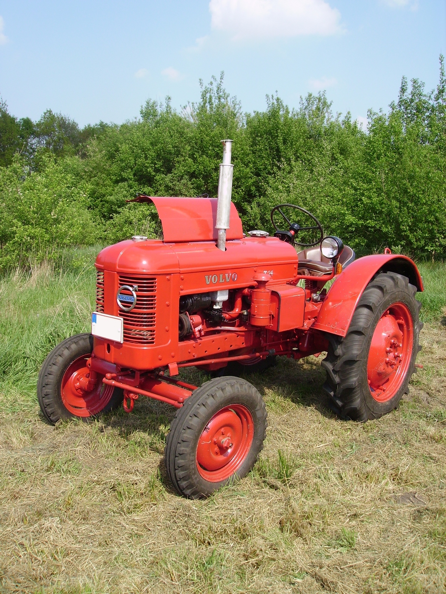 File:Volvo T24 tractor.jpg
