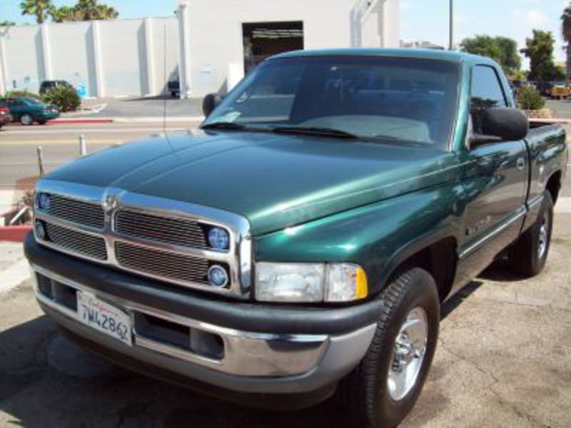 2001 Dodge Ram 1500 V6 . Nice and Green! 108,264 miles Automatic, A/