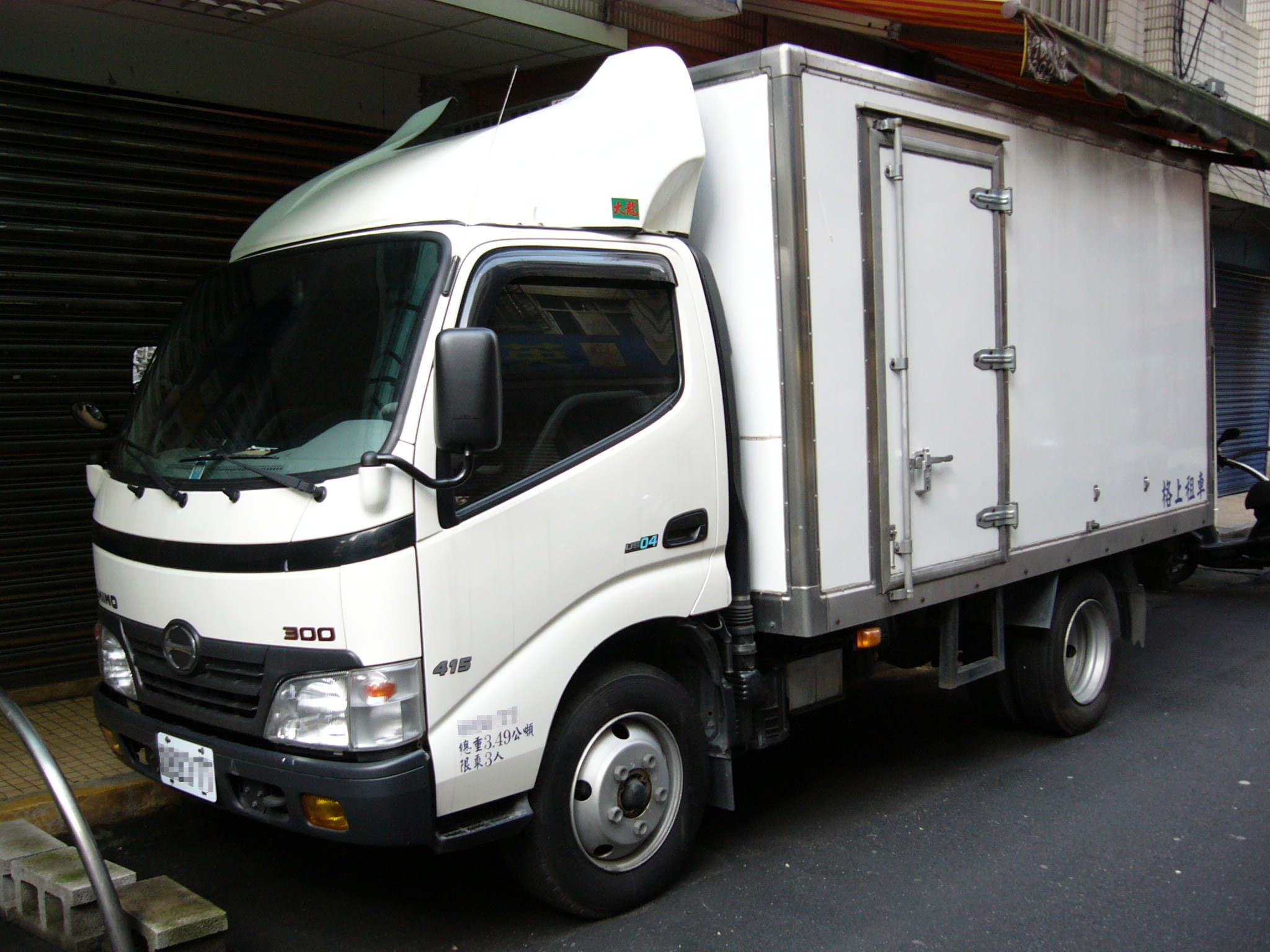 File:Taiwan Hino 300 415 truck left-front.jpg