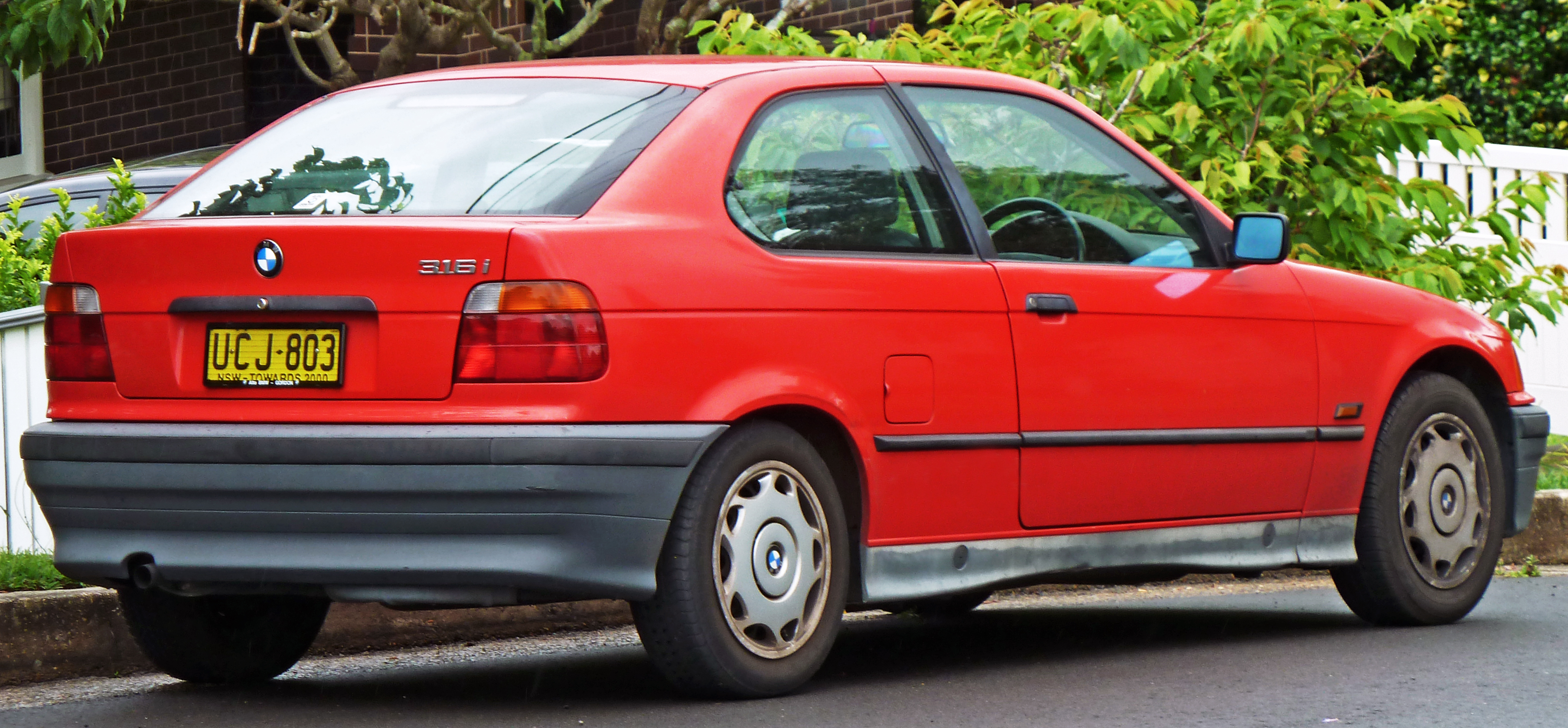 File:1995-1997 BMW 316i (E36) hatchback 02.jpg