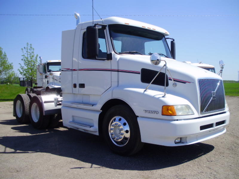 USED 2003 VOLVO VNL64T TANDEM AXLE DAYCAB FOR SALE. VOLVO TANDEM AXLE DAYCAB