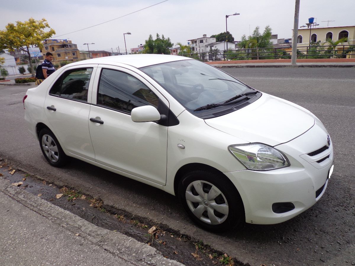 Toyota yaris 2008 фото