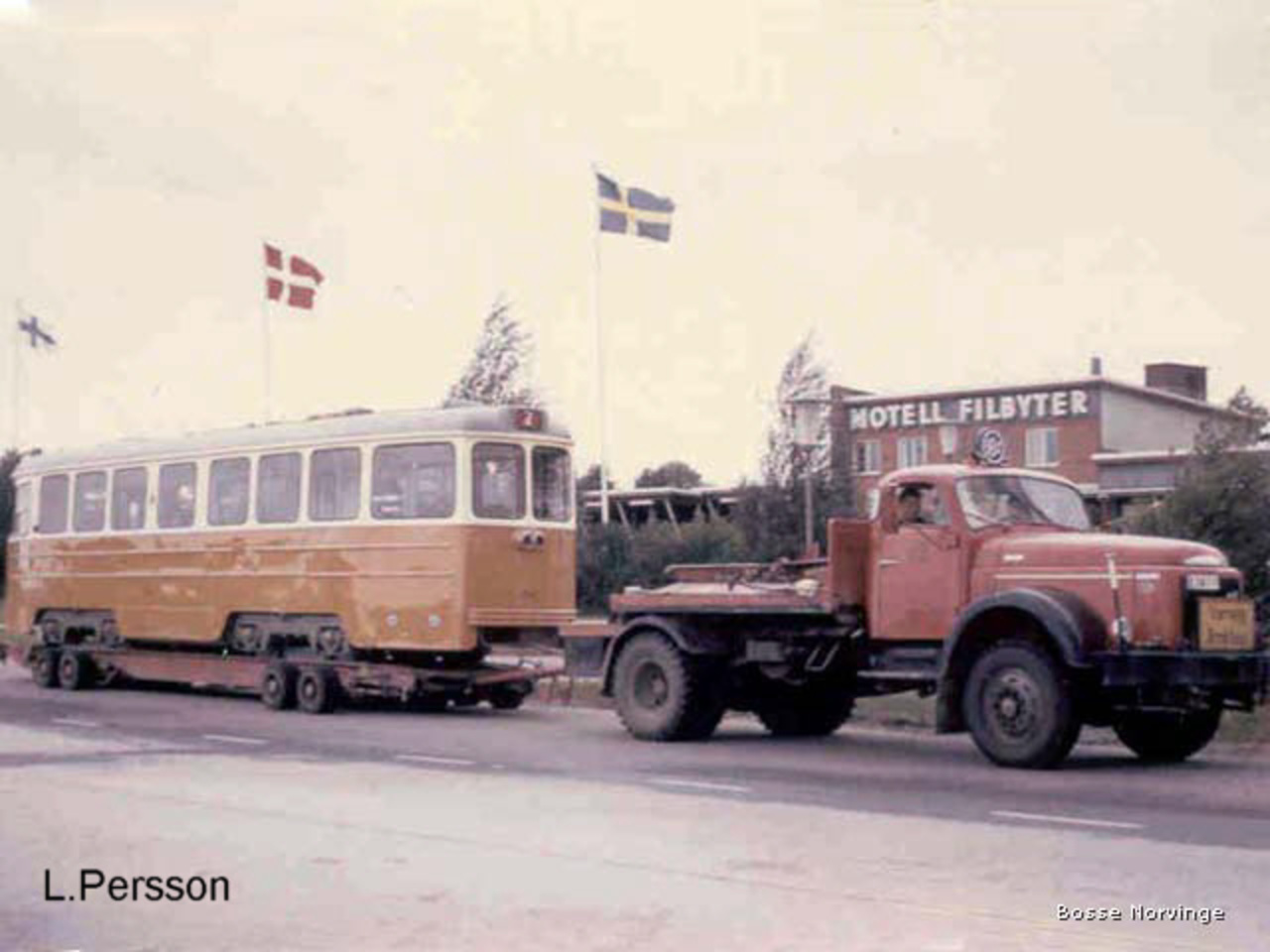 En Volvo L485 Viking 4x4 drar en vagnsbjÃ¶rn lastad med en av 25 spÃ¥rvagnar