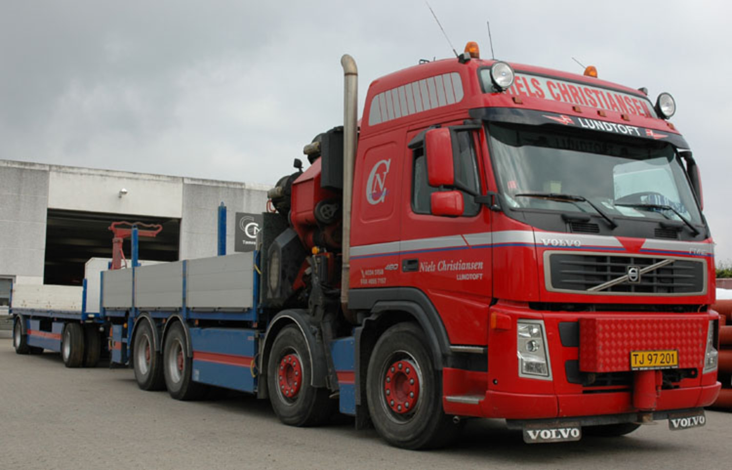 This is a Volvo FM12-460 8x4 flatbed of Niels Christiansen from Aabenraa