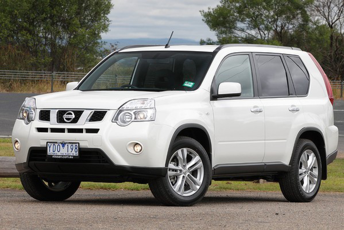Nissan X-Trail ST. Click for more photos