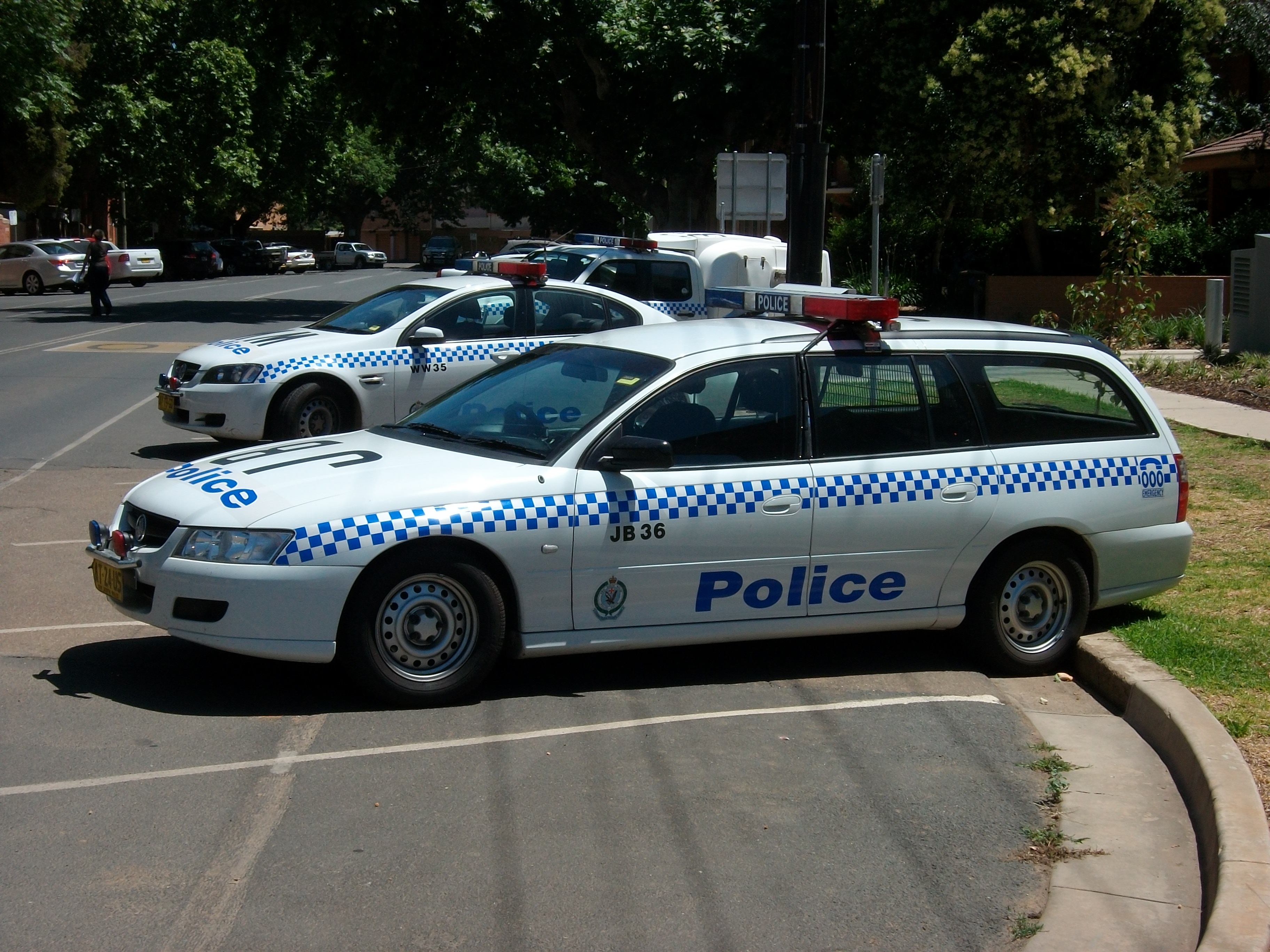 File:NSWPF - Holden VZ Commodore Executive station wagon.jpg