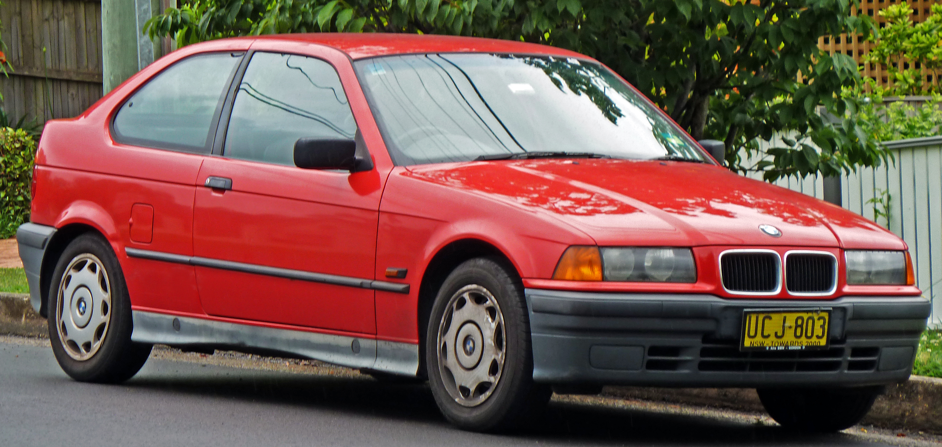 File:1995-1997 BMW 316i (E36) hatchback 01.jpg