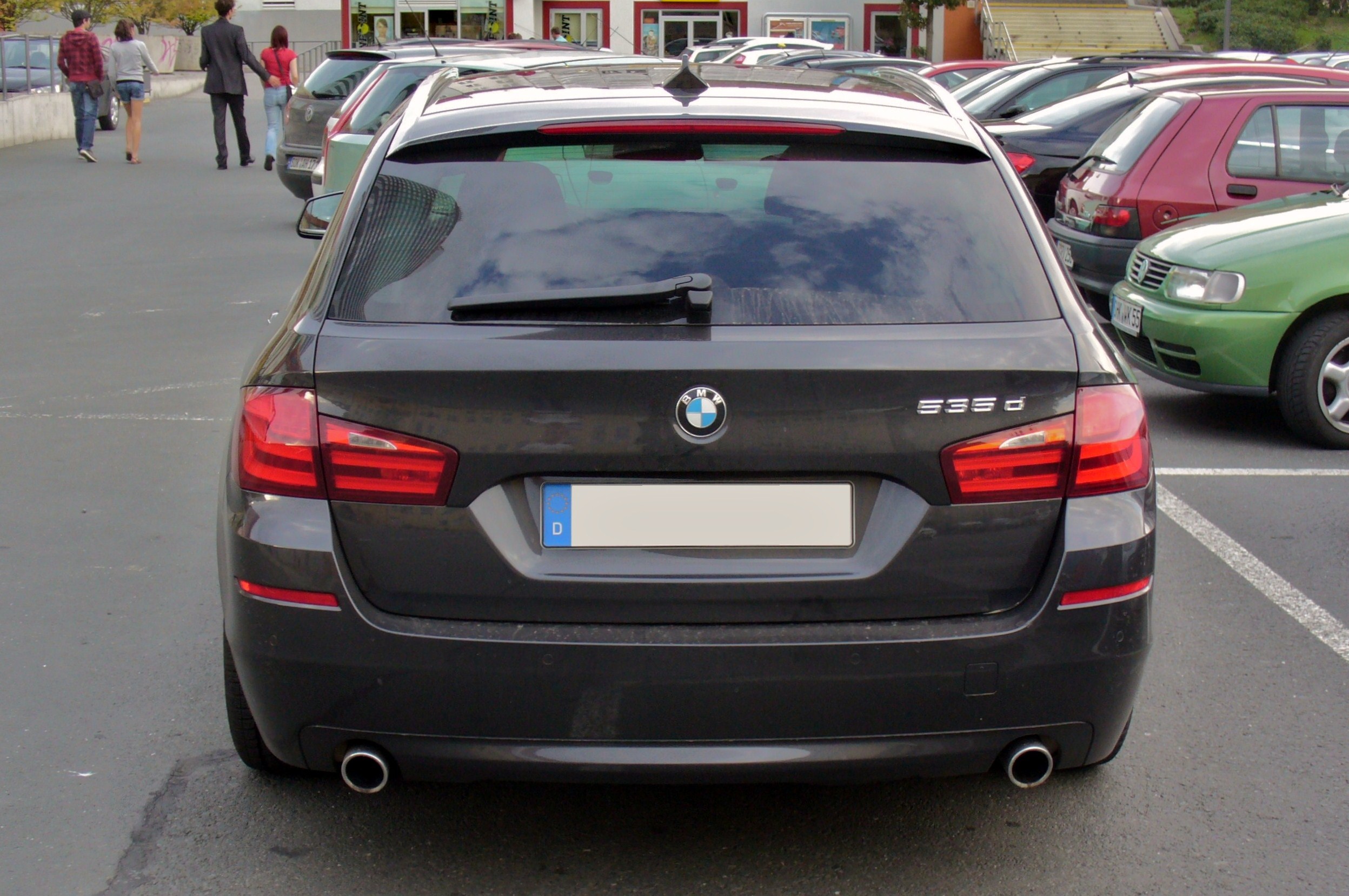 File:BMW 535d Touring Sophistograu Hinten.JPG