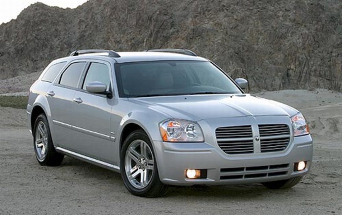Front right gray 2005 Dodge Magnum RT Car Picture