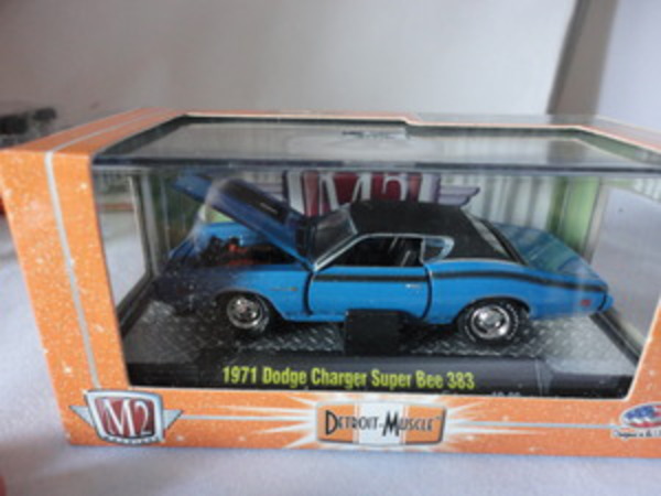 M2 machines Muscle 18 1971 Dodge Charger Super Bee 383 Blue Acrylic Case