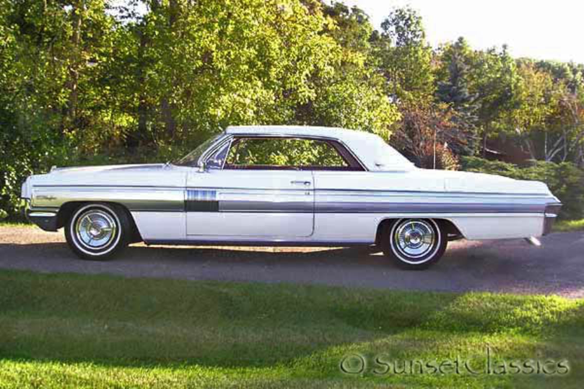Up for auction is this beautiful 1962 Oldsmobile Starfire.