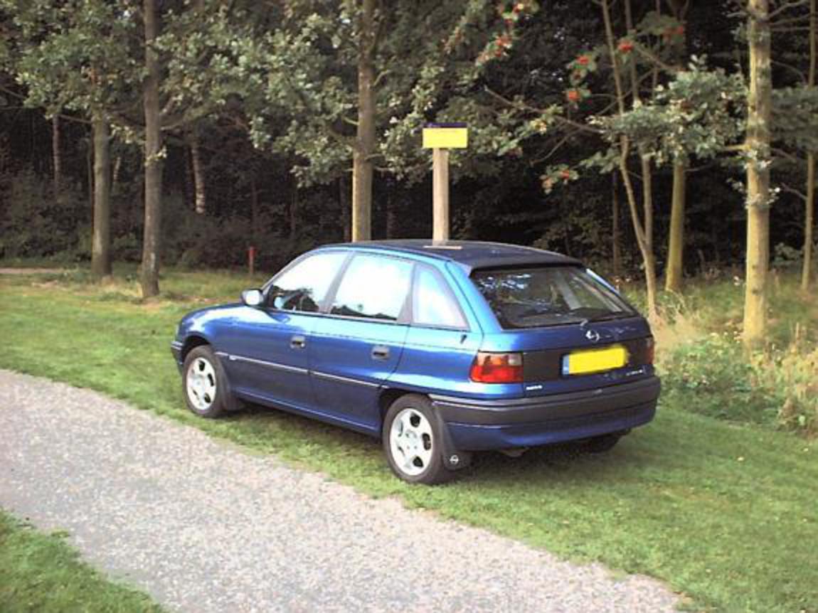 Opel Astra 16i. cats: Opel