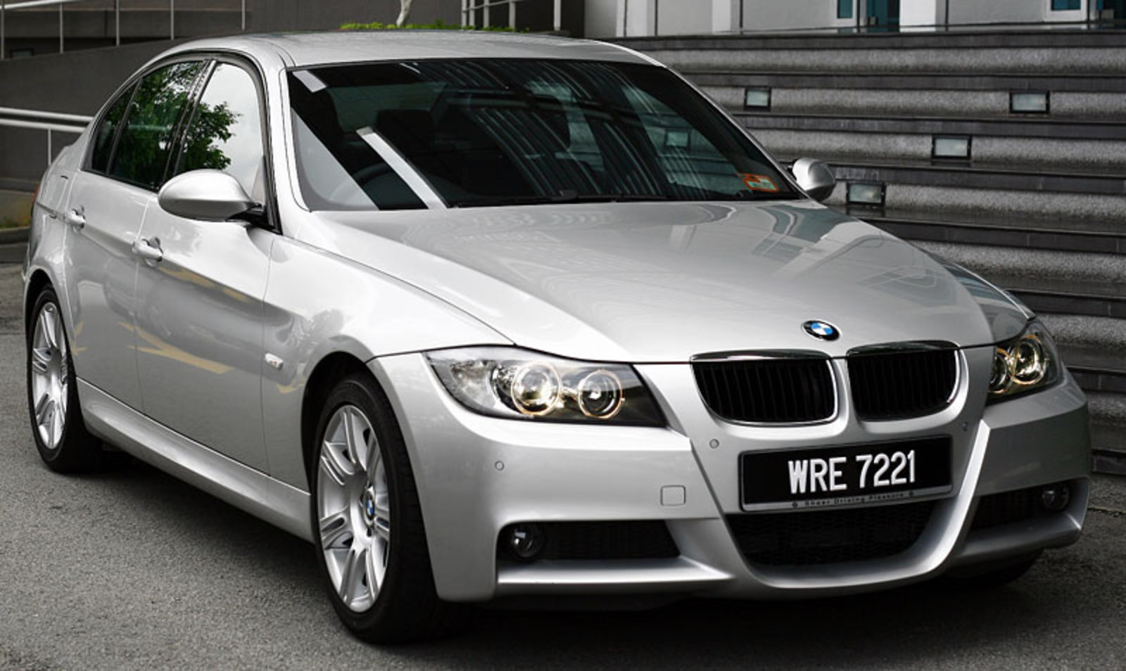 bmw 320i review. According to the World Car Guide, BMW's 3-series vehicles