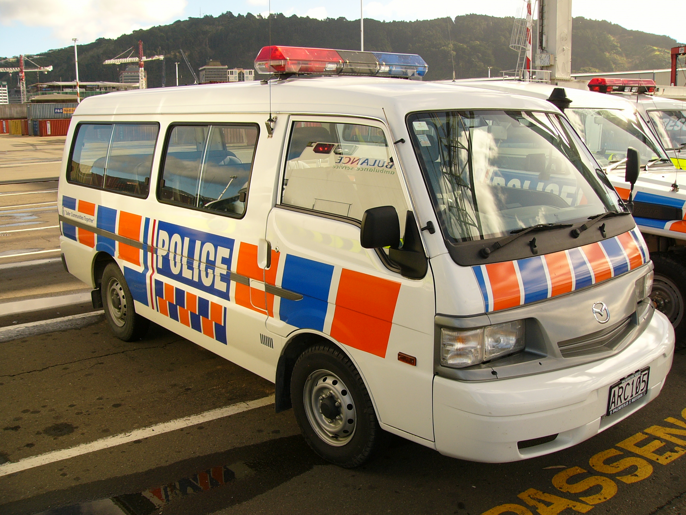File:1999-2005 Mazda E2000 van (New Zealand Police) 01.jpg