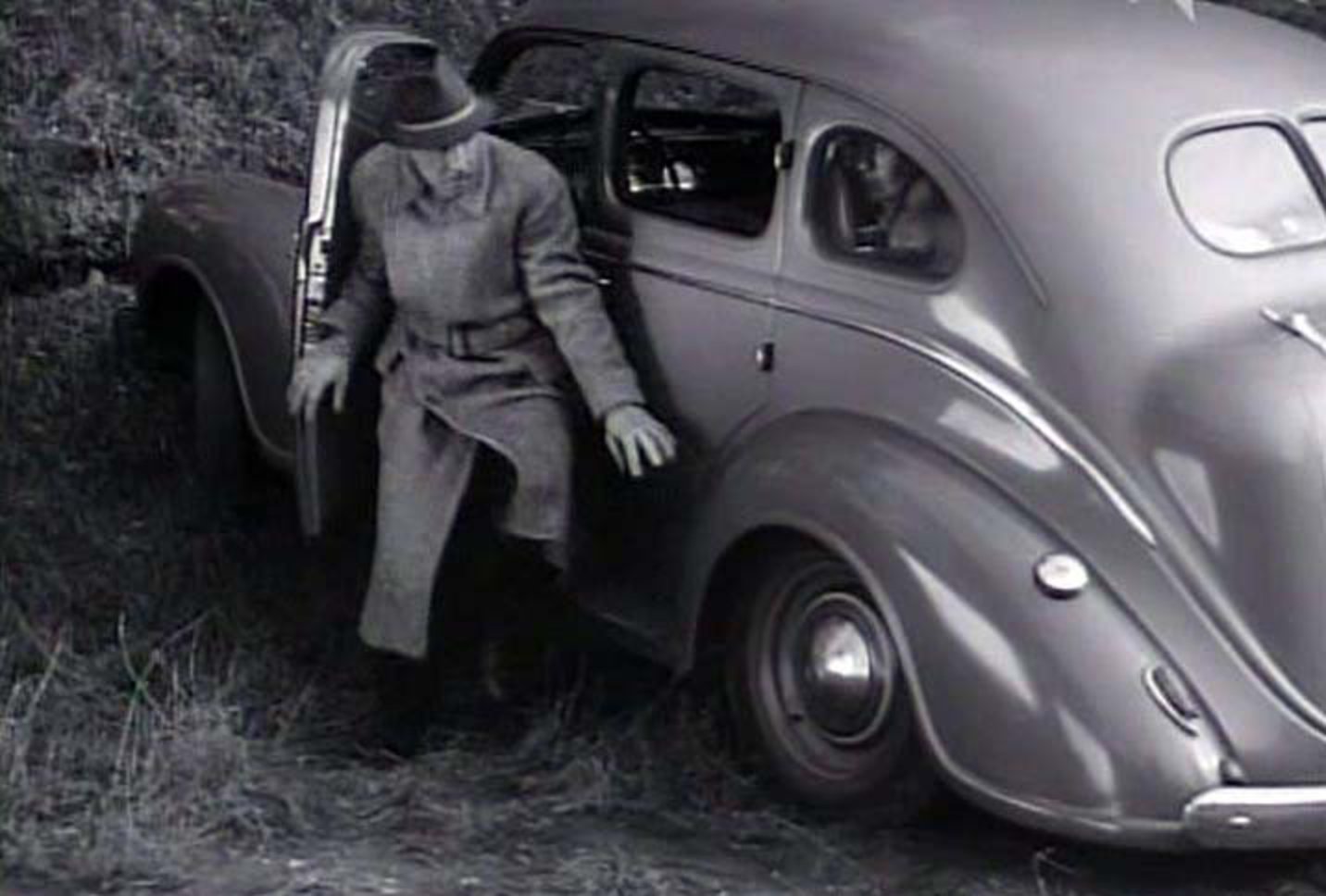 IMCDb.org: 1939 Dodge Royal Touring Sedan [DP-8] in "Beredskapspojkar, 1941"