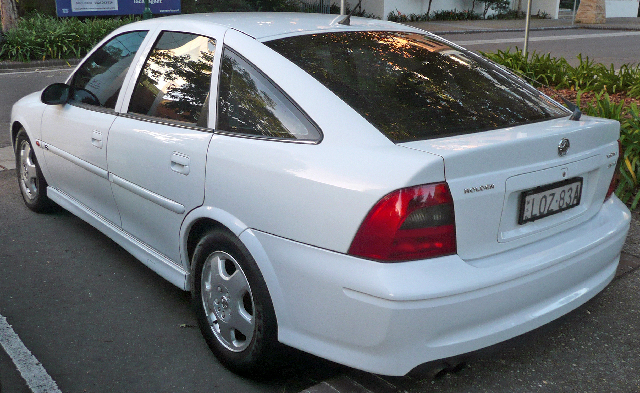 1999â€“2000 Holden JS II Vectra CD hatchback (facelift; Australia)