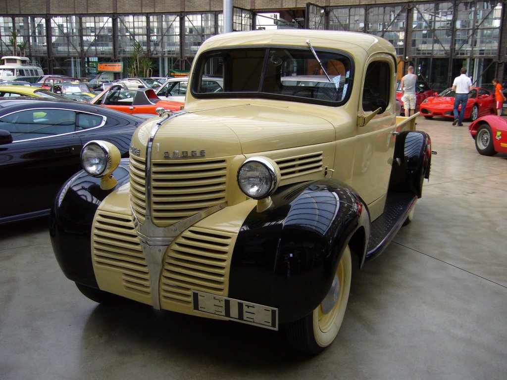 Dodge WC Pickup von 1939. Der 3.242 cmÂ³ groÃŸe 6-Zylinderreihenmotor leistet