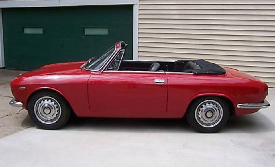 1965 Alfa Romeo Giulia GTC Profile. The interior features the Normale-spec