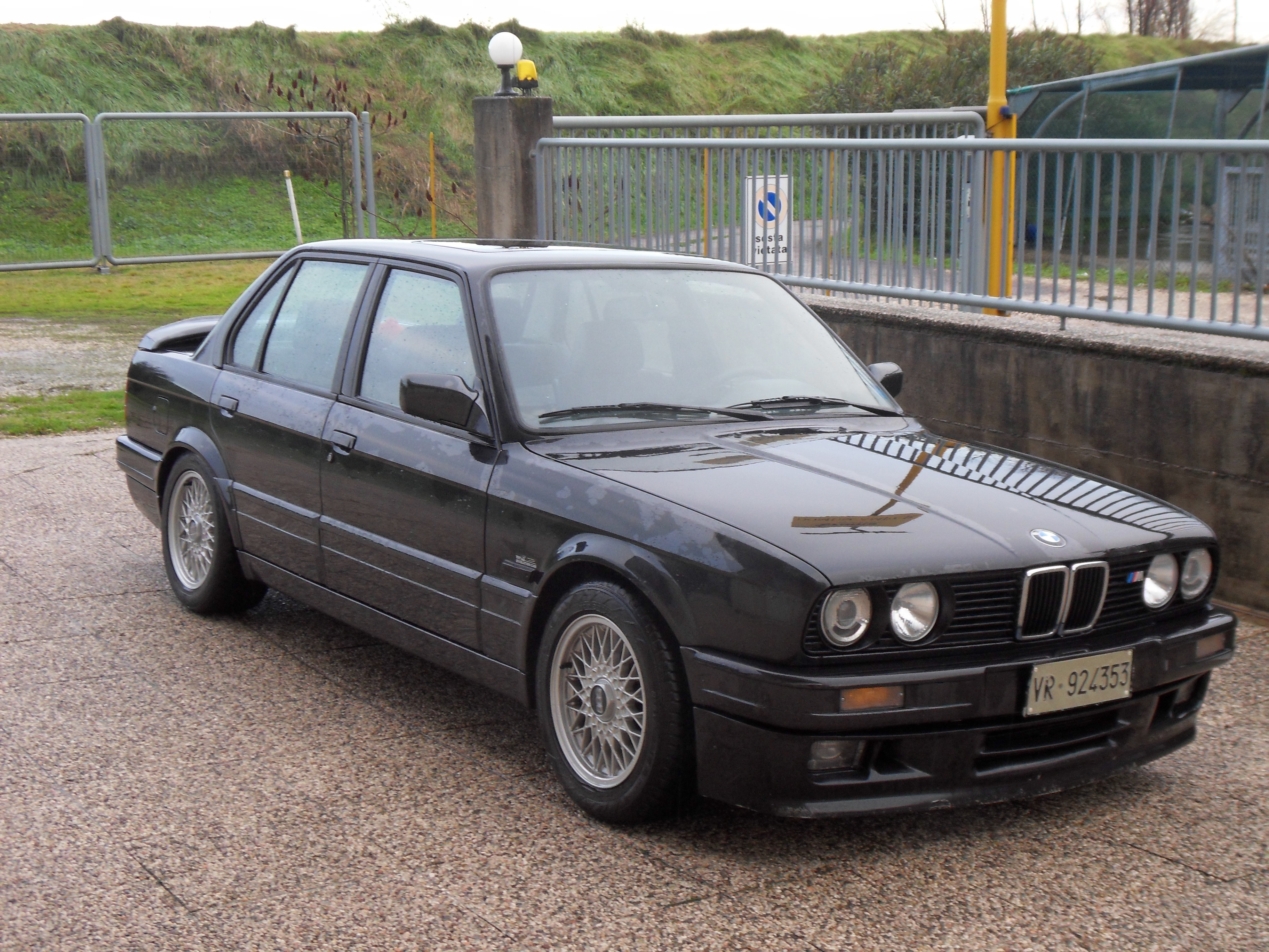 File:BMW 320is.jpg