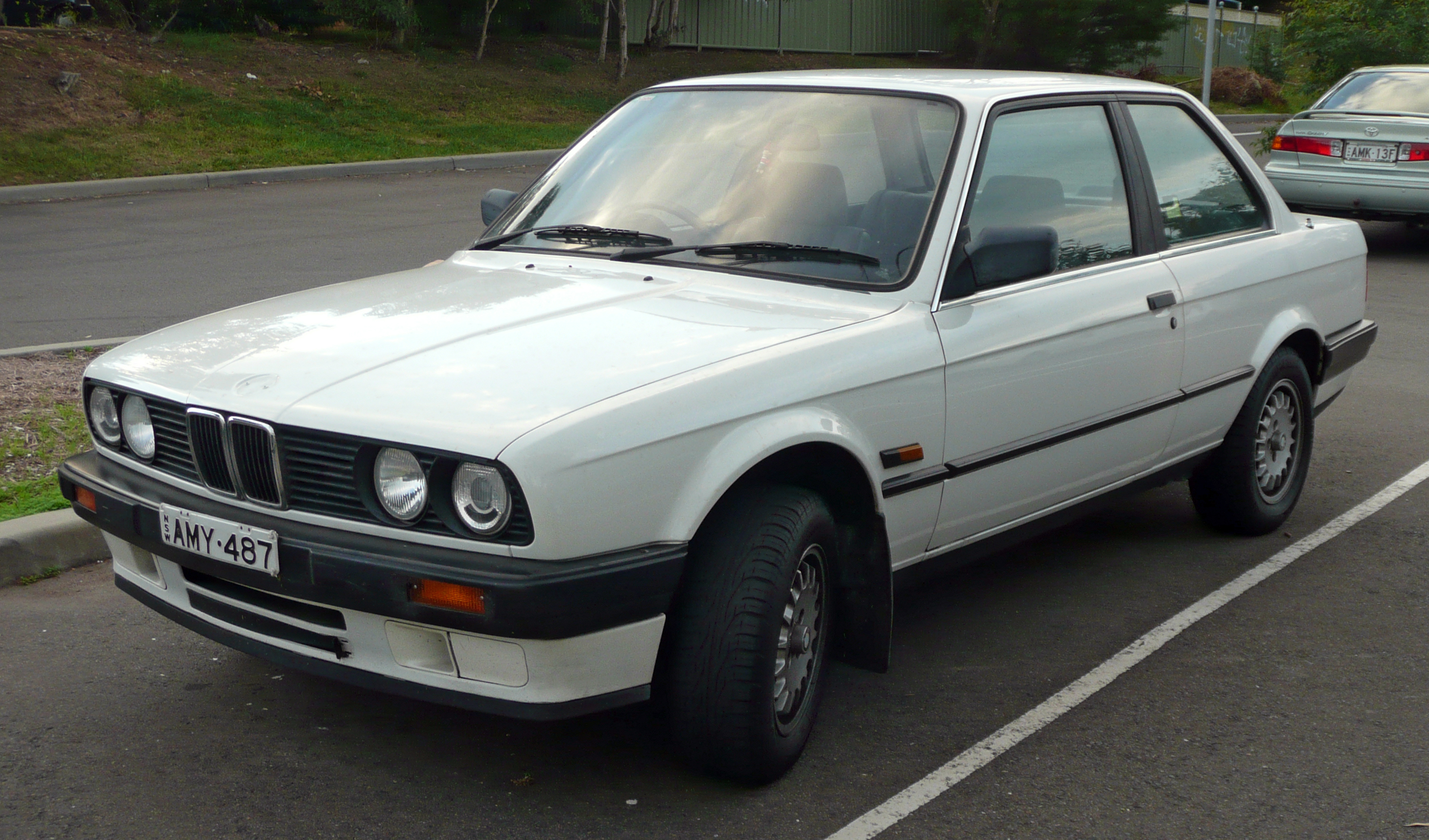 File:1988-1991 BMW 318i (E30) 2-door sedan 01.