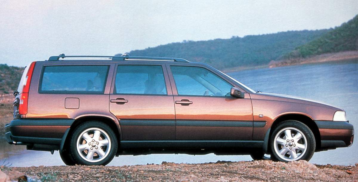 1990 Volvo V70 XC. In terms of styling, the V70 XC offered fatter bumpers