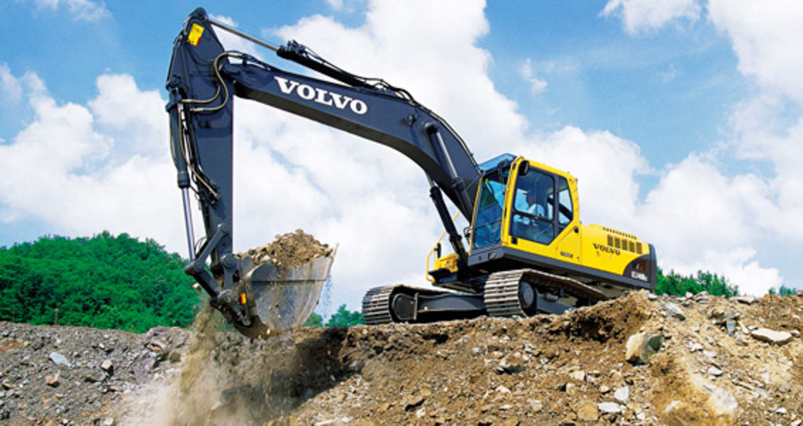 Volvo EC240B prime excavator digging